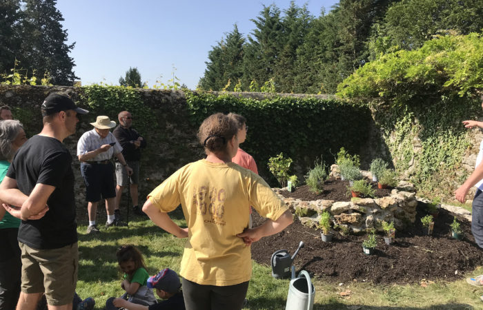 chantier participatif avec plantations d’une spirale des aromatiques